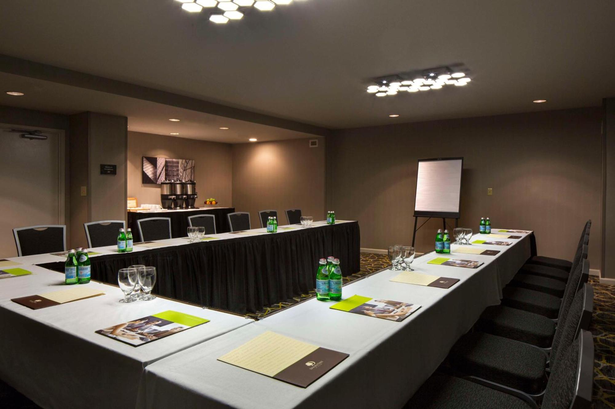 Hotel Doubletree By Hilton Newark-Fremont Esterno foto